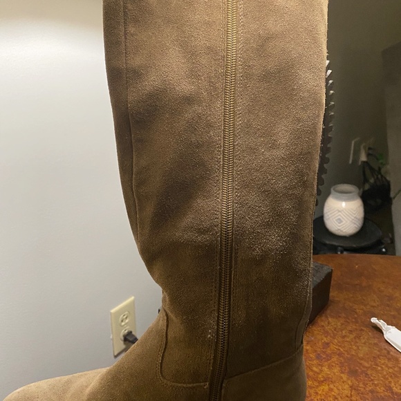 Boots - Picture 4 of 4